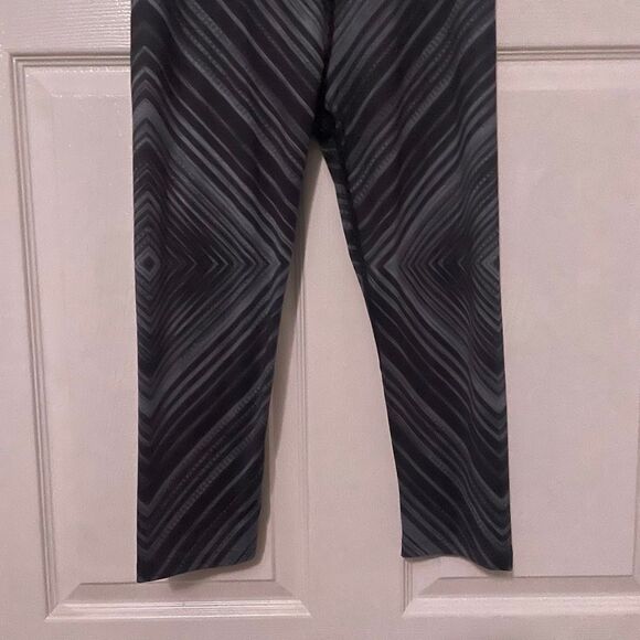 PrAna Small Pillar Printed Cropped Athletic Leggings Grey Black - Picture 4 of 6
